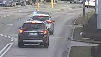 Policja eskortowała dwa auta z rodzącymi kobietami