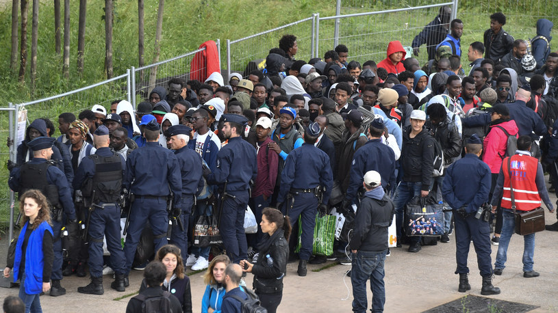 Policja francuska przeprowadziła ewakuację nielegalnego obozowiska migrantów na północnym wschodzie Paryża /GERARD JULIEN /AFP