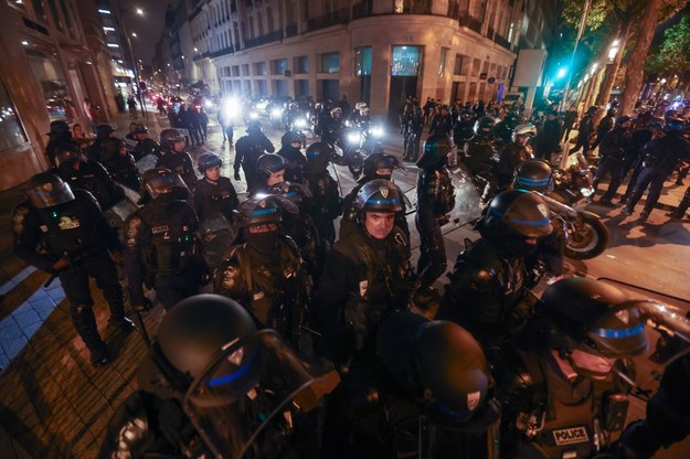 Policja francuska w czasie zamieszek w Paryżu /MOHAMMED BADRA /PAP/EPA