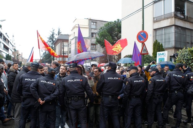 Policja i demonstranci przed kubańską ambasadą w Madrycie /PAP/EPA/VICTOR LERENA /PAP/EPA