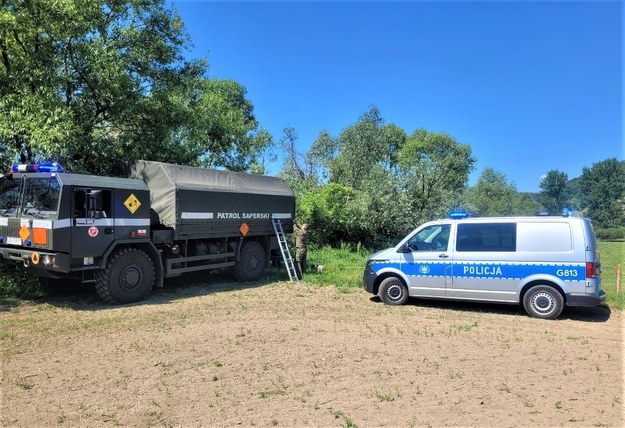 Policja i oddział saperski w miejscu znalezienia niewybuchu /Policja Nowy Sącz /Policja