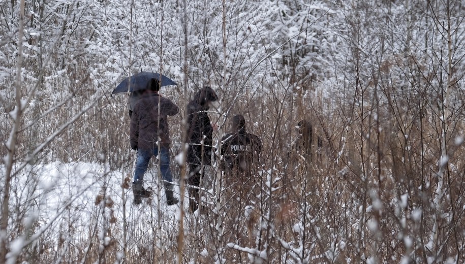 Policja i prokuratorzy podczas oględzin miejsca, gdzie znaleziono ciało 13-letniej Patrycji / 	Andrzej Grygiel    /PAP
