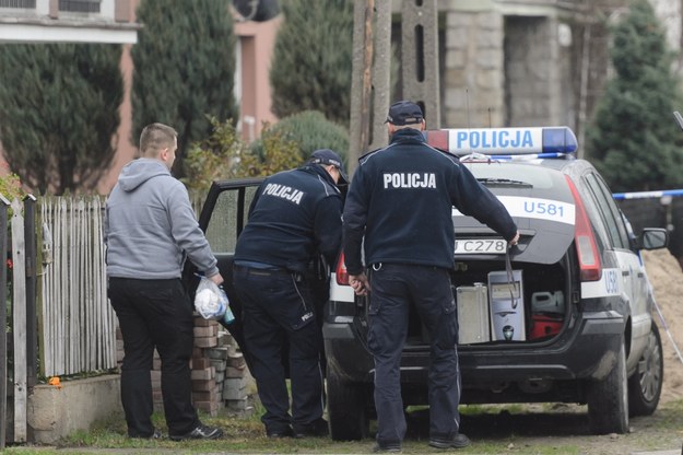 Policja i prokuratura wyjaśniają sprawę śmierci dwóch kobiet, których zwłoki znaleziono w nocy w domu jednorodzinnym w Rogoźnie /Jakub Kaczmarczyk /PAP
