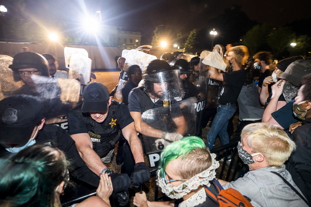 Policja i protestujący przed Białym Domem /JIM LO SCALZO /PAP/EPA