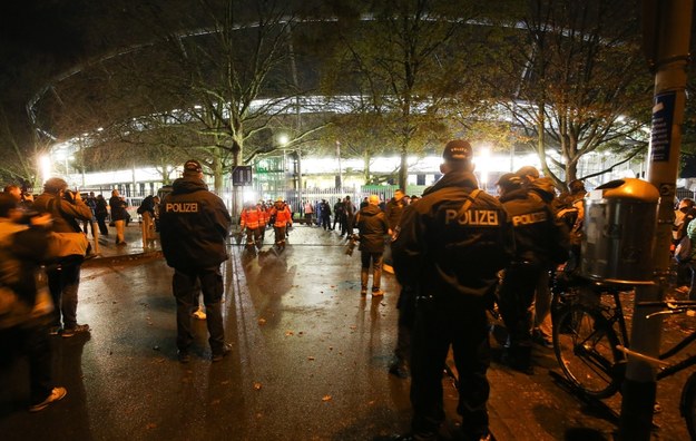 Policja i służby medyczne przed stadionem w Hanowerze /Christian Charisius   /PAP/EPA
