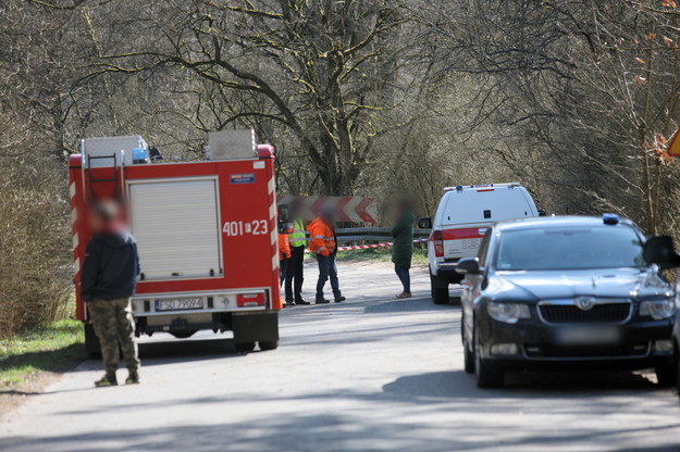 Policja i służby ratownicze w Starym Osiecznie / 	Lech Muszyński    /PAP