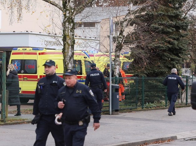 Policja i służby ratunkowego w pobliżu szkoły podstawowej, w której doszło do ataku nożownika /Robert Anic /PAP/PIXSELL