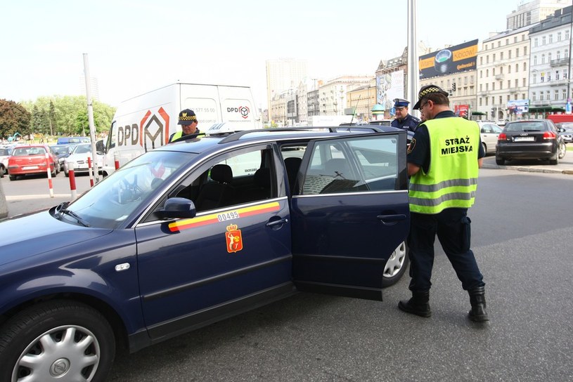 Policja i straż miejska rzadko prowadzą kontrole taksówek, więc ryzyko wpadki jest niewielkie /Stanisław Kowalczuk /East News