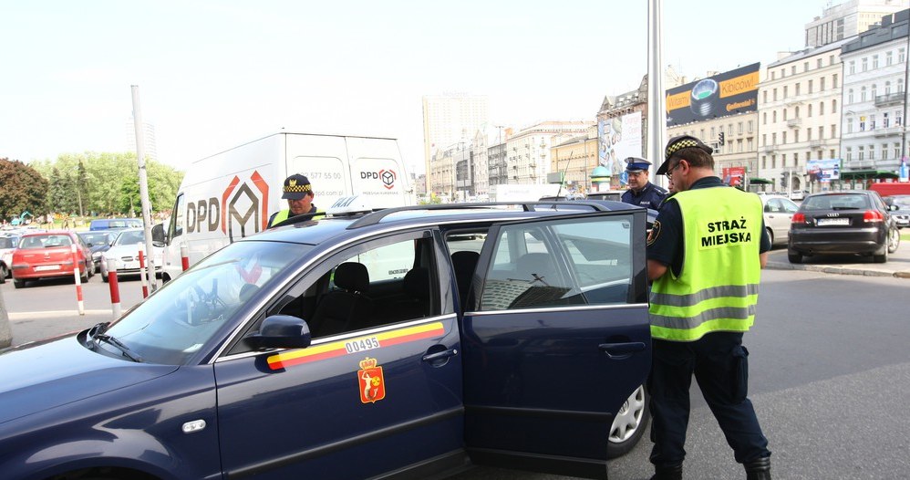 Policja i straż miejska rzadko prowadzą kontrole taksówek, więc ryzyko wpadki jest niewielkie /Stanisław Kowalczuk /East News