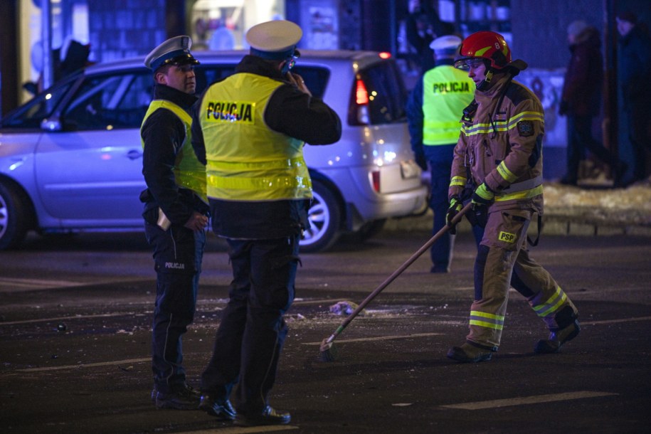Policja i straż pożarna na miejscu wypadku w Warszawie /Marcin Obara /PAP