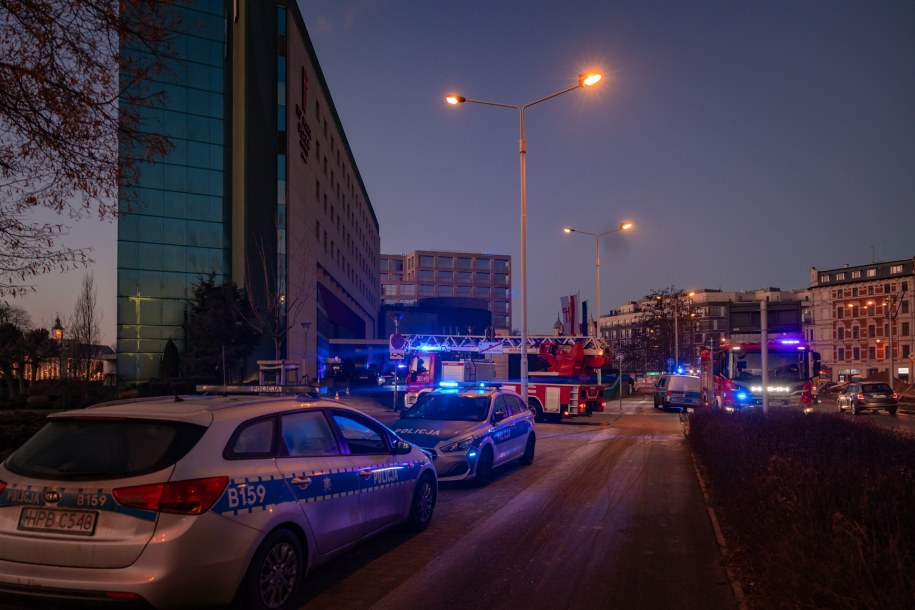 Policja i straż pożarna na miejscu zdarzenia /Biuro Prasowe Urzędu Miejskiego Wrocławia / Bartosz Mokrzycki /