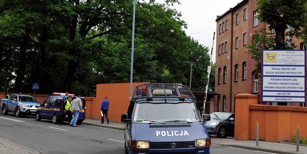 Policja i straż pożarna przy budynkach szpitala im. Stanisława Leszczyńskiego w Katowicach /Andrzej Grygiel /PAP