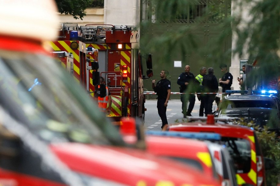 Policja i straż pożarna w okolicach restauracji Le Ramus w Paryżu /IAN LANGSDON/AFP /East News