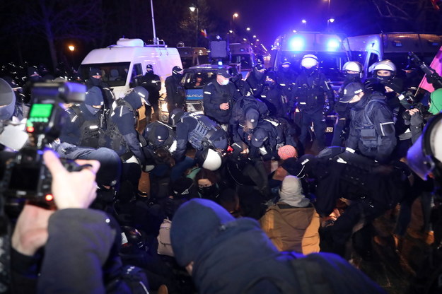 Policja i uczestnicy "Spaceru dla przyszłości" w Warszawie / 	Leszek Szymański    /PAP