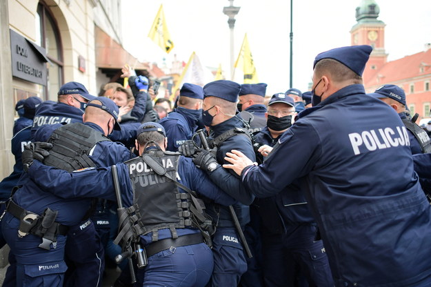 Policja i uczestnicy "Strajku przedsiębiorców" na placu Zamkowym w Warszawie / 	Marcin Obara  /PAP
