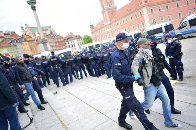 Policja i uczestnicy "Strajku przedsiębiorców" na placu Zamkowym w Warszawie / 	Marcin Obara  /PAP