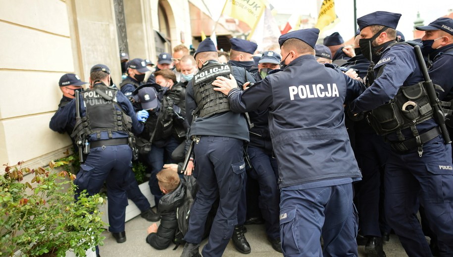 Policja i uczestnicy "Strajku przedsiębiorców" na placu Zamkowym w Warszawie 16 maja / 	Marcin Obara  /PAP