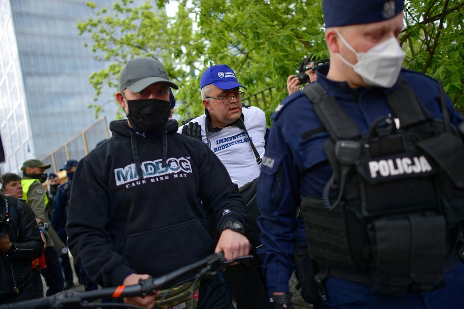 Policja i uczestnicy "Strajku przedsiębiorców" w okolicy Placu Zawiszy w Warszawie / 	Marcin Obara  /PAP