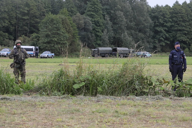 Policja i wojsko w pobliżu miejscowości Usnarz Górny. Mija kolejny dzień, w którym grupa cudzoziemców koczuje na granicy polsko-białoruskiej / 	Artur Reszko    /PAP