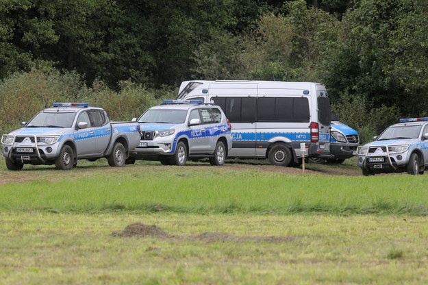 Policja i wojsko w pobliżu miejscowości Usnarz Górny / 	Artur Reszko    /PAP