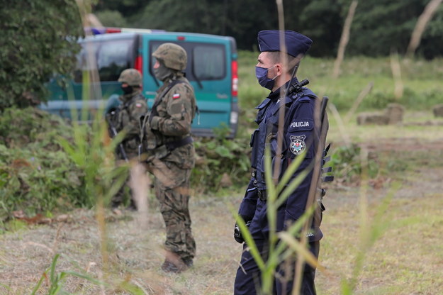Policja i wojsko w pobliżu miejscowości Usnarz Górny / 	Artur Reszko    /PAP