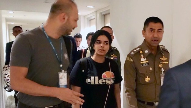 Policja imigracyjna opublikowała zdjęcia 18-letniej Rahaf Mohammed Alkunun, gdy ta opuściła swój pokój w hotelu na lotnisku w Bangkoku /PAP/EPA