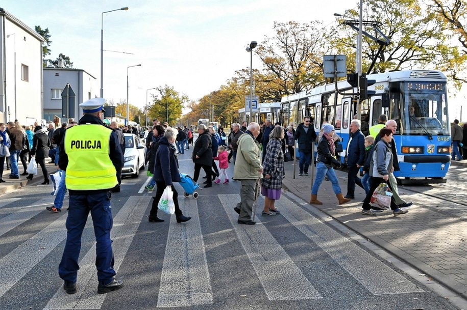 Policja kieruje ruchem przed Cmentarzem Osobowickim we Wrocławiu (zdjęcie archiwalne) /Maciej Kulczyński /PAP