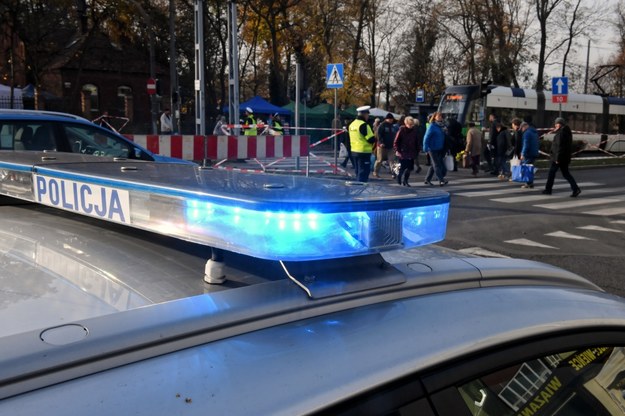 Policja kieruje ruchem przy Cmentarzu Centralnym w Szczecinie / 	Marcin Bielecki    /PAP