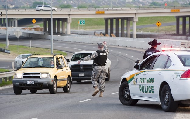 Policja kieruje ruchem samochodów w okolicach bazy Fort Hood /ASHLEY LANDIS /PAP/EPA