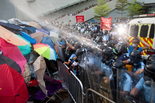 Policja kontra studenci w Hongkongu /ALEX HOFFORD /PAP/EPA