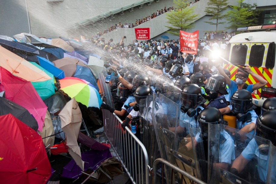 Policja kontra studenci w Hongkongu /ALEX HOFFORD /PAP/EPA