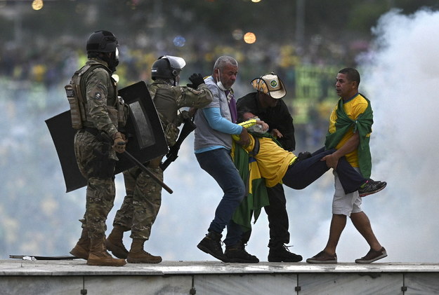 Policja kontra zwolennicy Jaira Bolsonaro /Andre Borges /PAP/EPA
