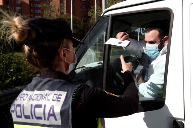 Policja kontroluje kierowców na przejściu kontrolnym w Madrycie /MARISCAL /PAP/EPA