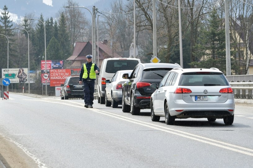 Policja kontroluje wszystkie auta wjeżdżające do Zakopanego. Tak już było w poprzednie weekendy /Maciek Jonek /Reporter