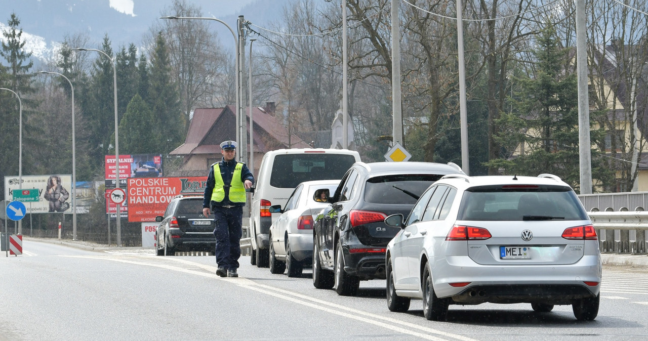 Policja kontroluje wszystkie auta wjeżdżające do Zakopanego. Tak już było w poprzednie weekendy /Maciek Jonek /Reporter