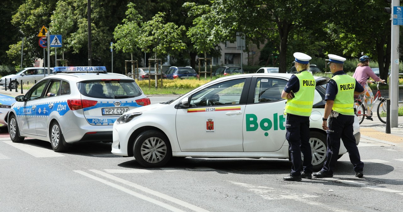 Policja ma możliwość wystawienia wysokiego mandatu za brak polskiego prawa jazdy /Dawid Wolski /East News