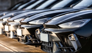 Policja ma nowe radiowozy pościgowe. Nikt przed nimi nie umknie