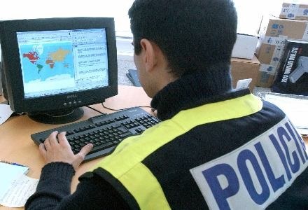 Policja ma otrzymać znacznie szersze uprawnienia w zakresie kontroli internetu /AFP