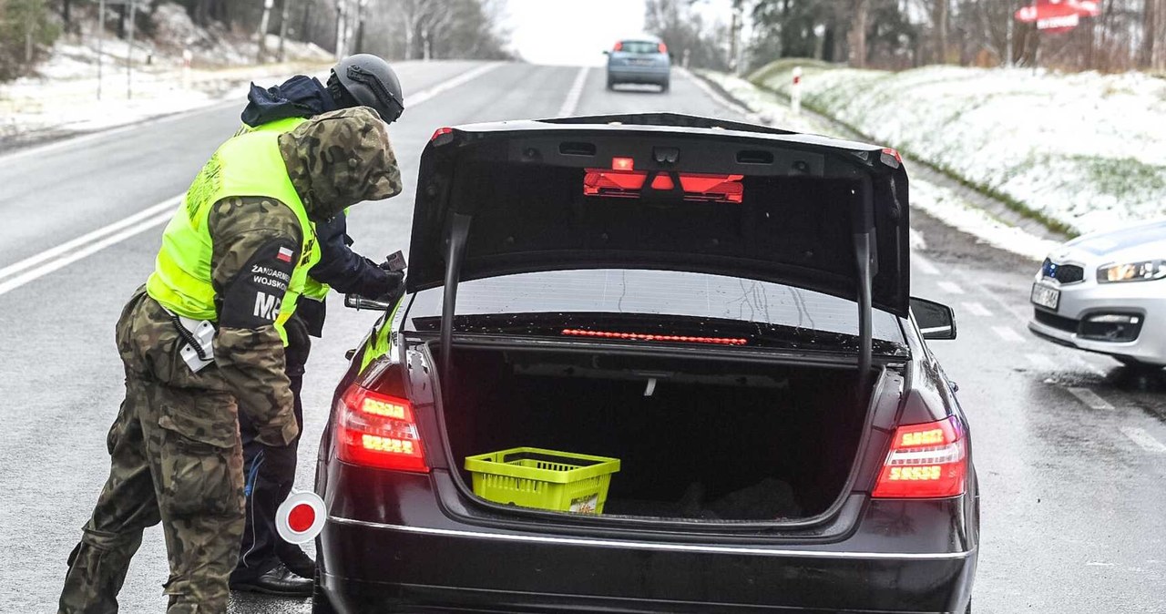 Policja ma prawo zajrzeć do bagażnika, ale na określonych zasadach /Piotr Hukalo /East News