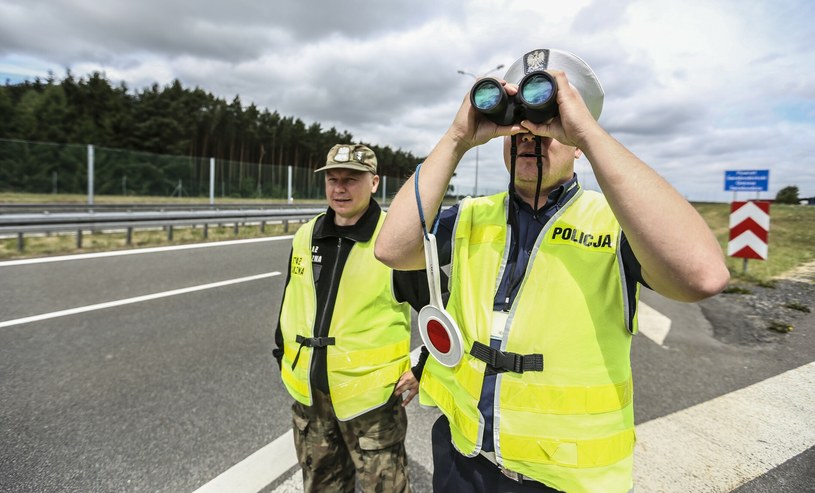 Policja może od niedawna karać kierowców za łamanie zasady trzech sekund /Fot. Piotr Jedzura /Reporter