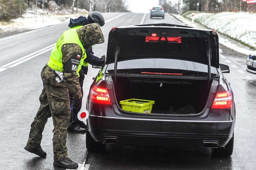 Policja może przeszukać samochód podczas każdej kontroli /Piotr Hukalo /East News