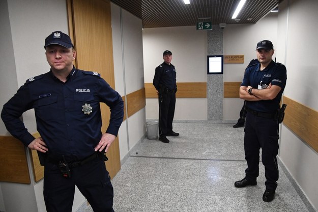 Policja na korytarzu sądu okręgowego w Krakowie /	Jacek Bednarczyk   /PAP