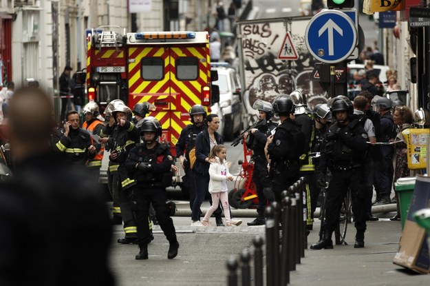 Policja na miejscu akcji w Paryżu /YOAN VALAT  /PAP/EPA