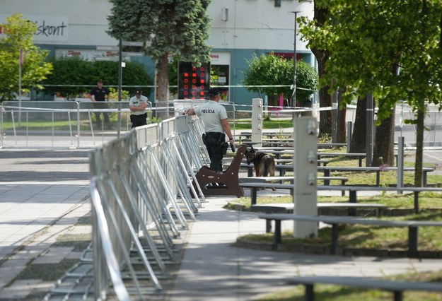 Policja na miejscu ataku na Roberta Fico /JAKUB GAVLAK /PAP/EPA