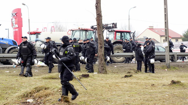 Policja na miejscu blokady w Zakręcie /Michał Dukaczewski, RMF FM /RMF FM