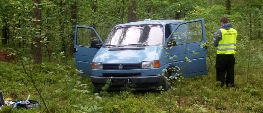 Policja na miejscu odnalezienia porzuconego auta i bankomatu /Policja Częstochowa /