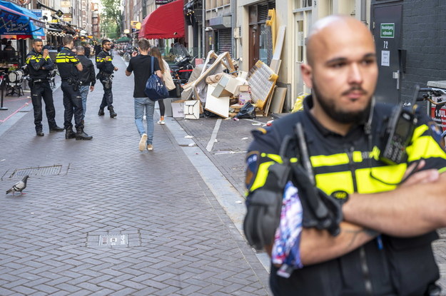 Policja na miejscu postrzelenia dziennikarza /EVERT ELZINGA    /PAP/EPA