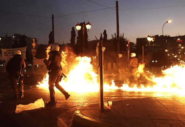 Policja na miejscu starć /PAP/EPA/YANNIS KOLESIDIS /PAP/EPA