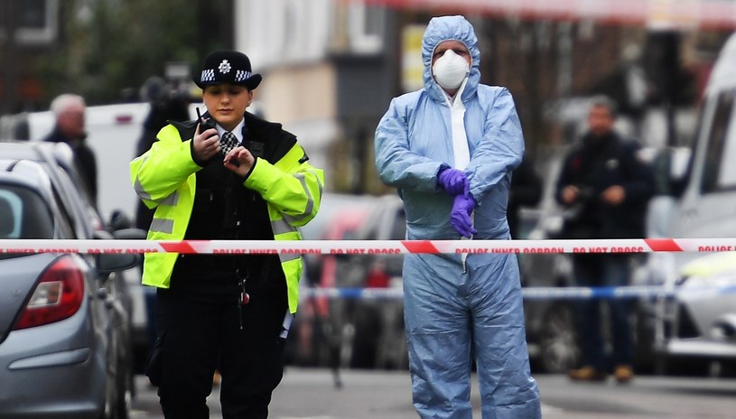 Policja na miejscu strzelaniny w Tottenham. W poniedziałek została tam zabita 17-latka / 	ANDY RAIN    /PAP/EPA