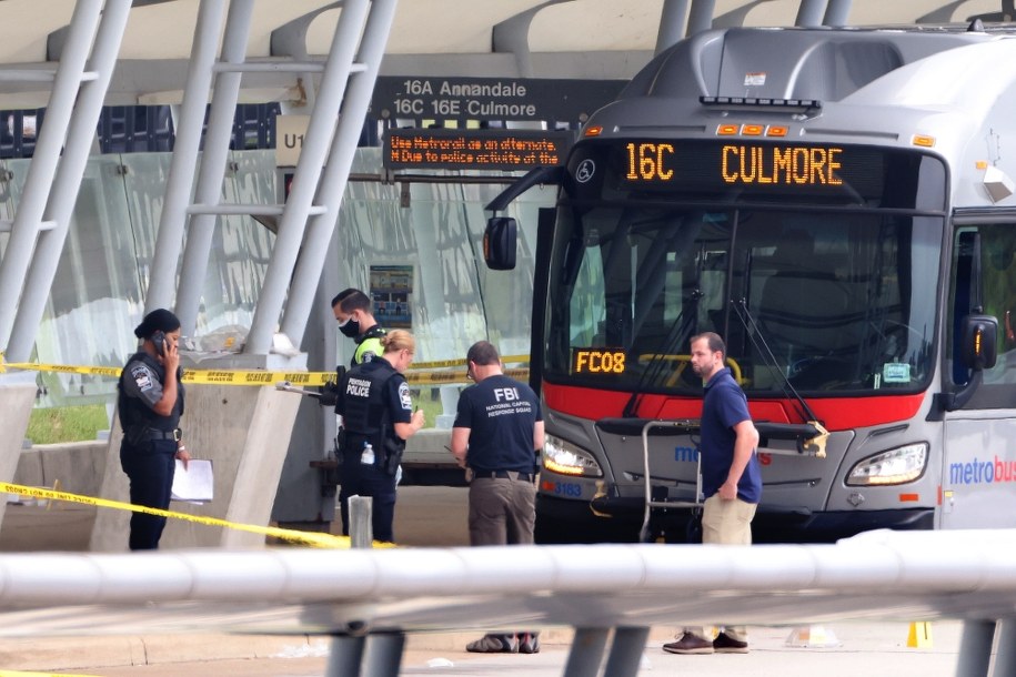 Policja na miejscu strzelaniny /JIM LO SCALZO /PAP/EPA